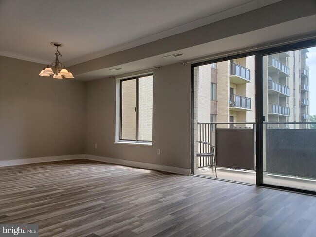 Building Photo - 6001 Arlington Blvd