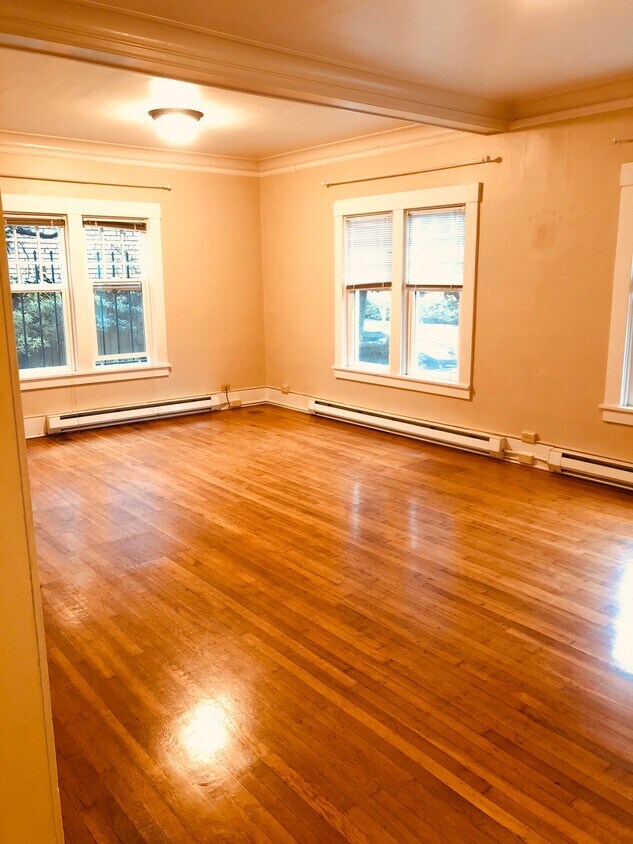 Large living/dining room - 1415 E Republican St