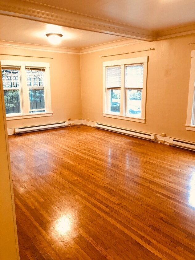 Large living/dining room - 1415 E Republican St