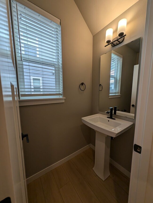 Building Photo - LIKE-NEW 3 bedroom home in Lacey!