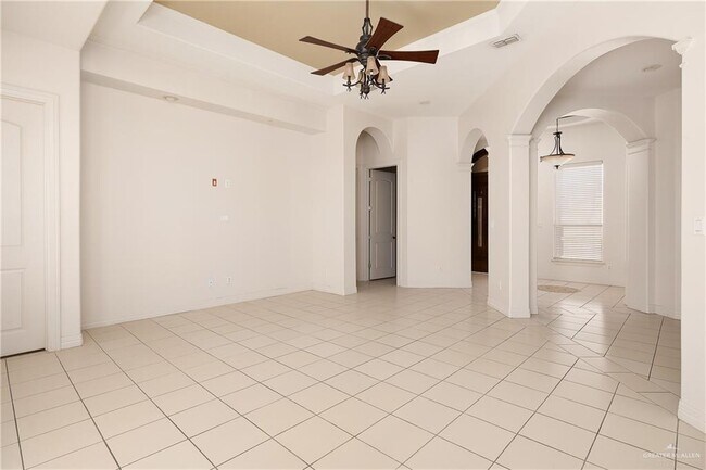 Building Photo - 10 Hackberry Ave