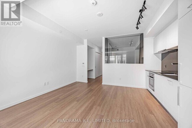 Building Photo - 689-689 The Queensway
