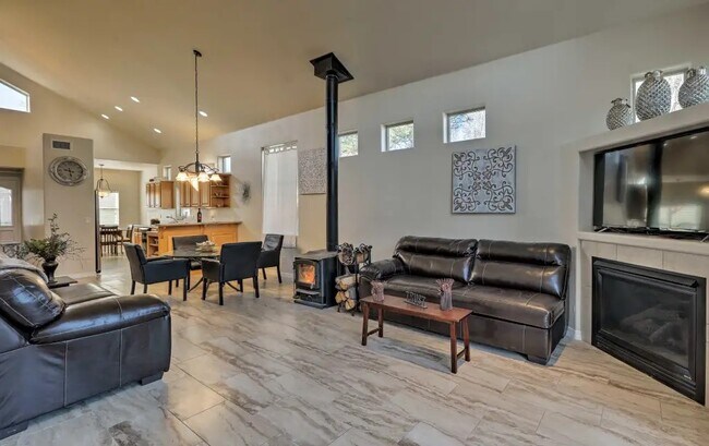 Familia y cena - 210 W Cedar Ave