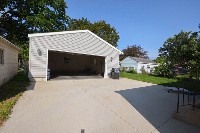 Building Photo - Great NE Rochester Home Near Quarry Hill & Silver Lake!