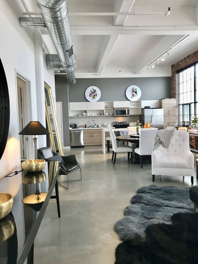 Foto principal - 1200 W 76th St