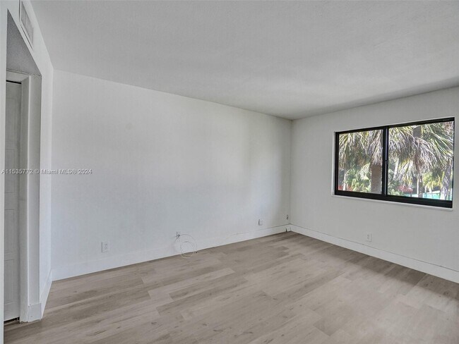 Building Photo - 369 S Lakeview Dr #201