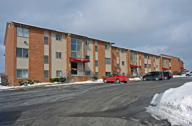 Building Photo - Bloomfield on Square Lake