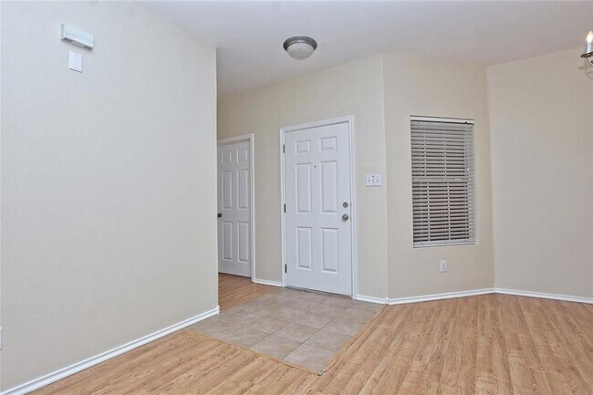 Foto del edificio - 401 Bandara Woods Blvd