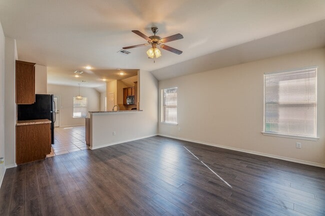 Building Photo - 3 bedroom, 2 bathroom Leander home that backs greenbelt!!