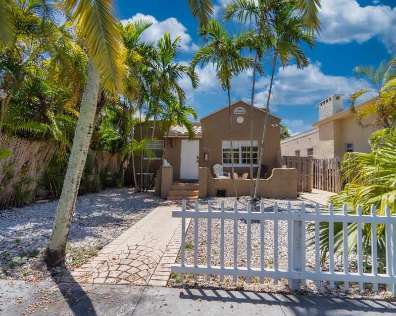 Foto principal - 626 NE 4th Ct.