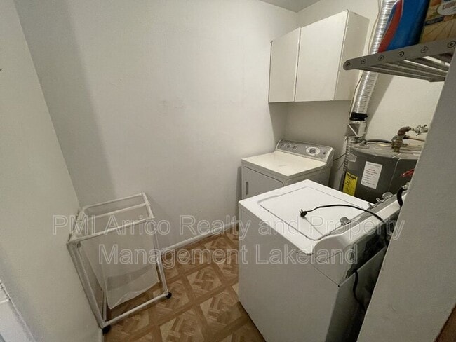 Building Photo - 402 Pinehurst St