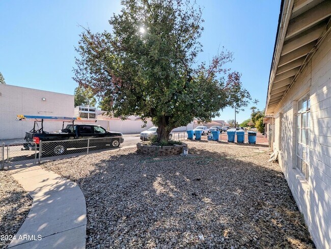 Foto del edificio - 1314 W Whitton Ave