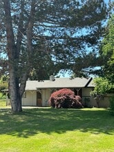 Building Photo - 240 Glen Dr