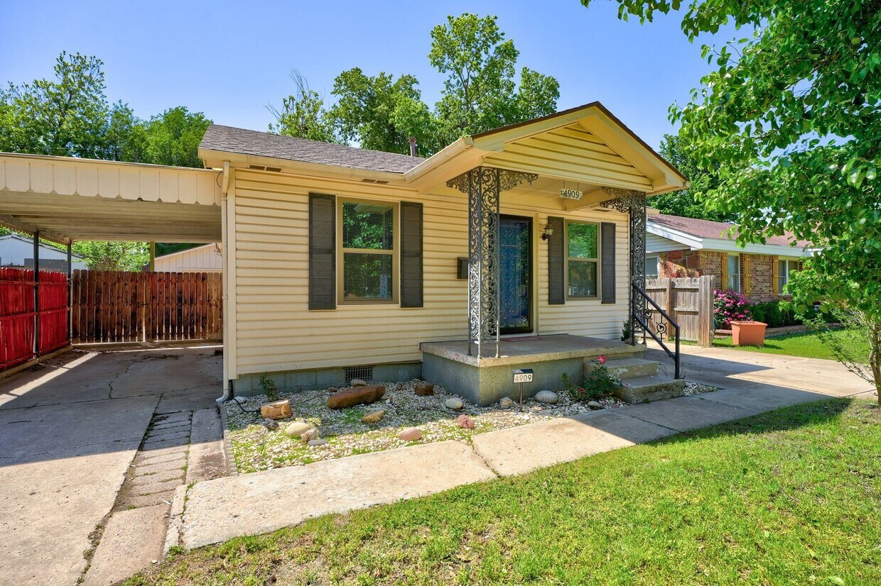Primary Photo - 4909 N College