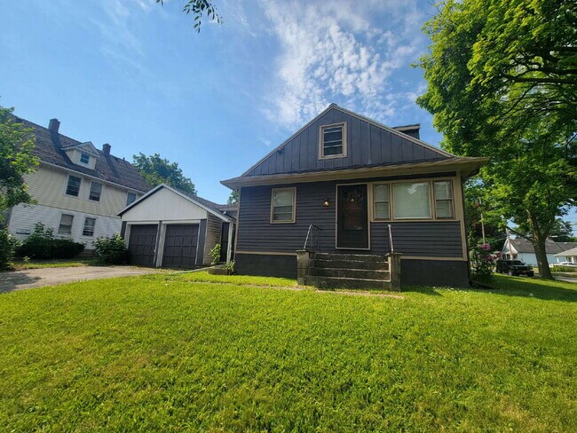 Building Photo - Beautifully Updated 2-Bedroom Unit – Prime...
