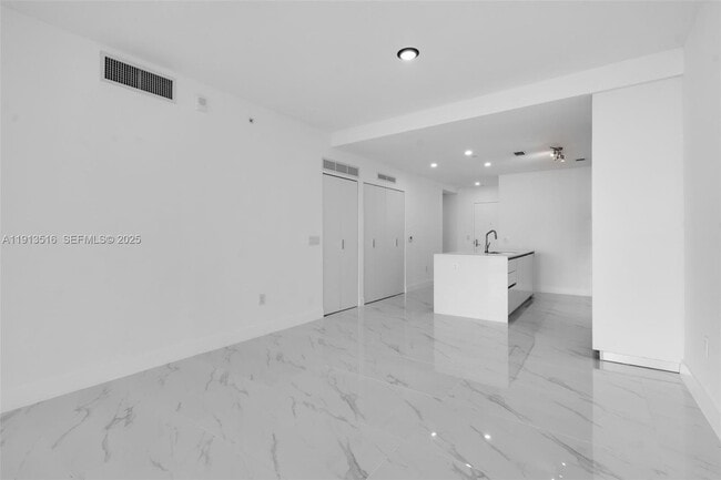 Foto del edificio - 700 NE 24th St