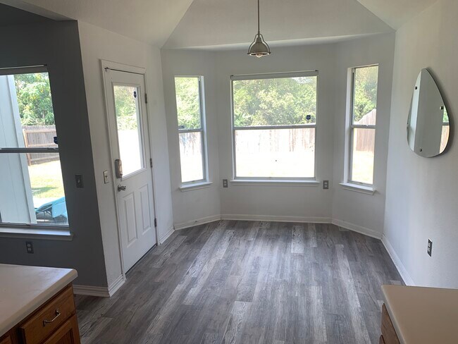 Dining Bay windows - 813 Sheraton Ave