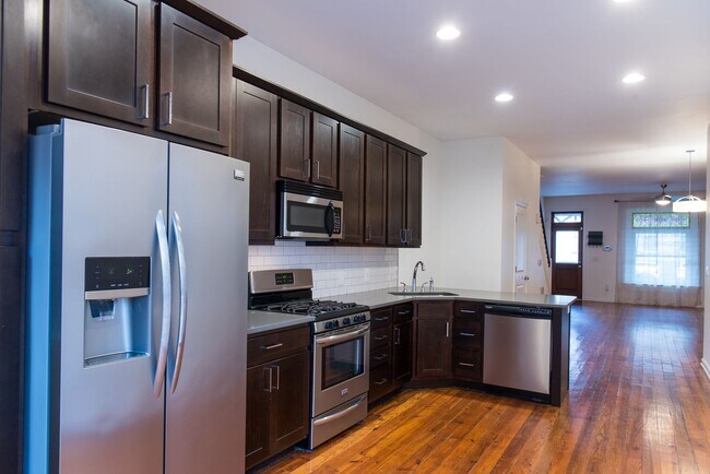 Building Photo - Beautiful 3 bed 3 bath on Muench St