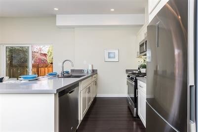 Cocina con electrodomésticos completamente nuevos. - 2504 Grant St