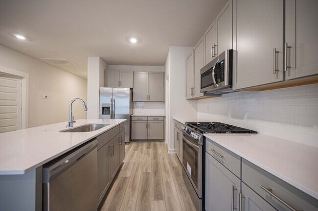 Building Photo - 140 Ravens Crst Ave
