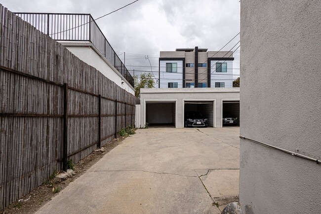 Foto del edificio - Bright and airy 2-bedroom 2-bath in Mid- City