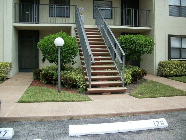 Foto del edificio - 7916 Willow Springs Dr