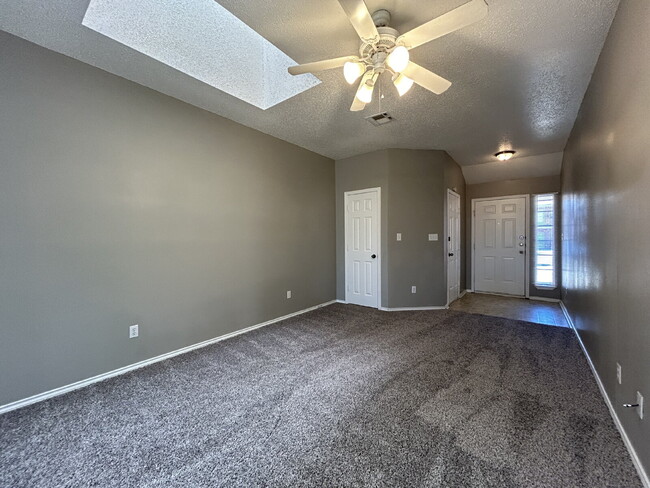 Foto del edificio - Duplex Located West Of Frankford Near Wal-Mart & Several Fast Food Spots!