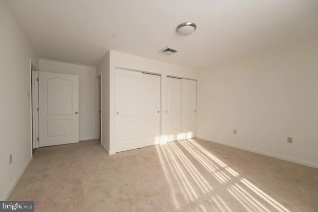 Building Photo - 677 Elm St