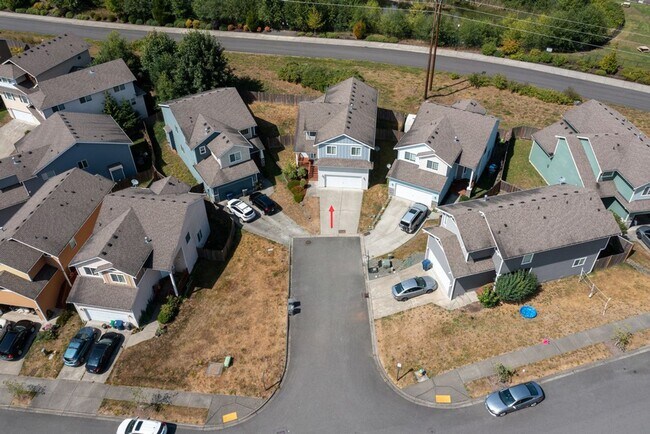 Building Photo - 4 bedroom, 2.5 bath, 2 car garage home in ...