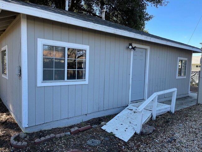 Building Photo - Duplex, Two separate unit's