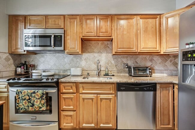 Building Photo - Spacious 2BR/1BA in Rock Creek Gardens!
