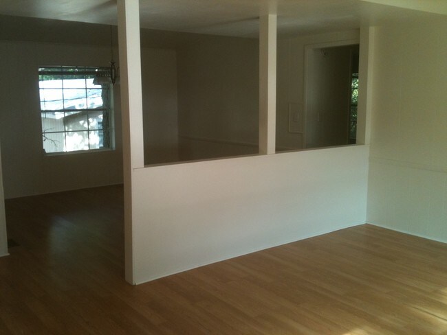 Building Photo - 417 Helen St