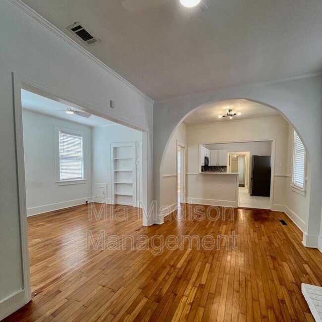 Building Photo - 103 W 51st St