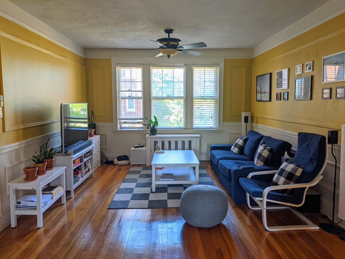 Living room - 520 High St