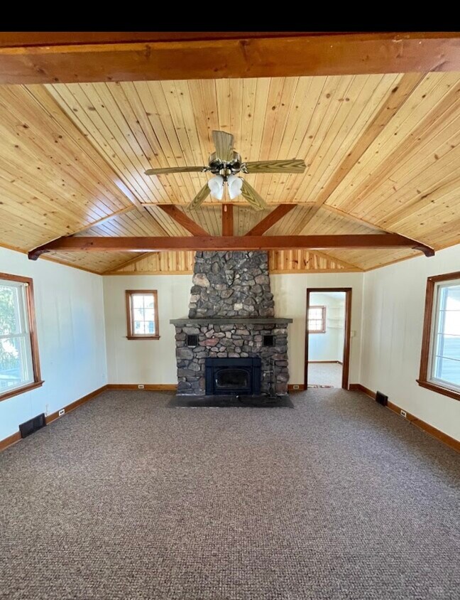 Building Photo - 351 River St