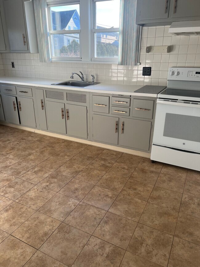Eat in kitchen - 80 Lincoln Ave E