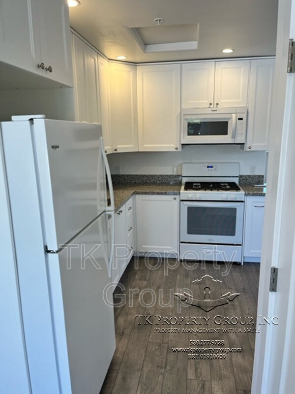 Building Photo - 146 Scandling Ave