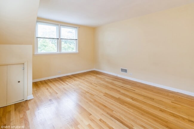 Building Photo - 8104 N Oriole Ave