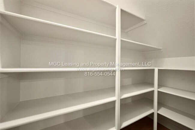 Building Photo - Oak Ridge Falls Townhomes - with unfinished basement and September Move in Special!