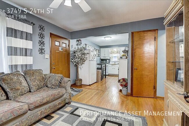 Building Photo - Charming 2 Bedroom Single Family Home