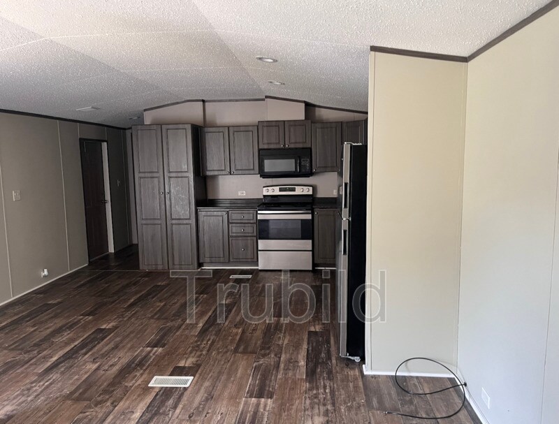 Foto del edificio - 295 Lakeside Ln