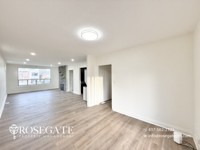 Building Photo - Spacious 3-Bedroom Main Level Home with Backyard, Garage & 3 Parking – Scarborough
