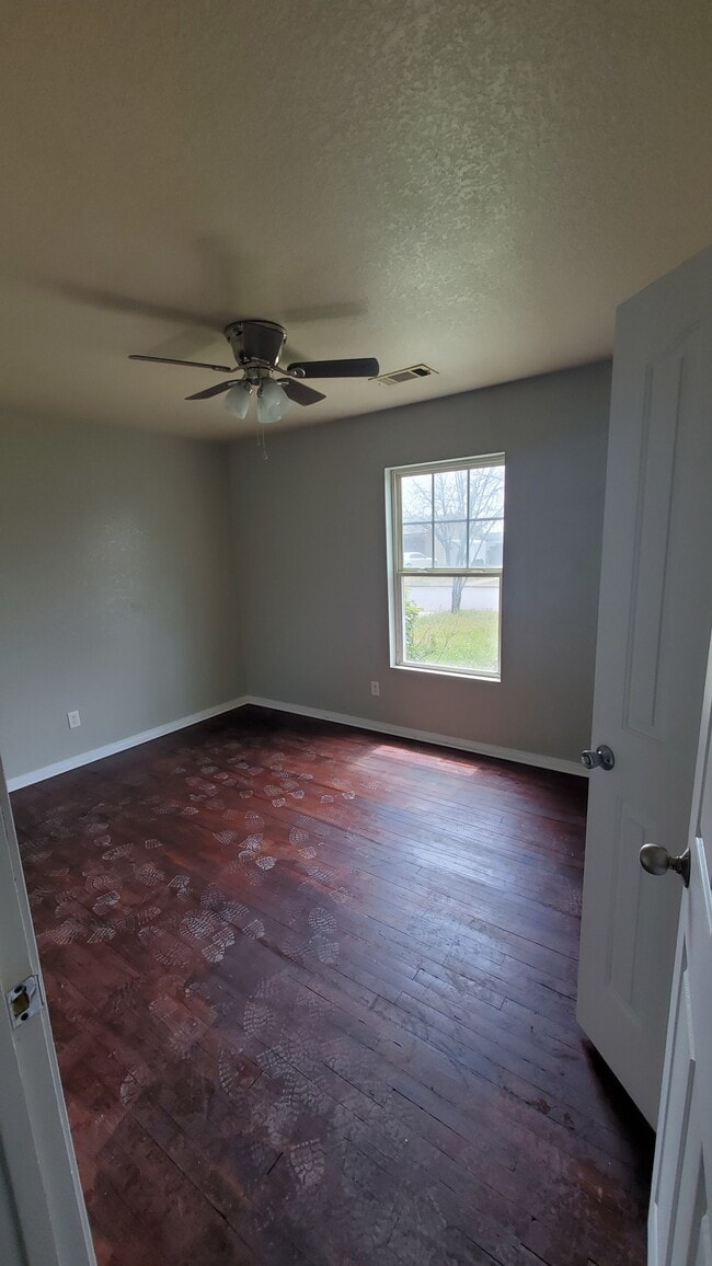 Building Photo - 310 SW 45th Ave