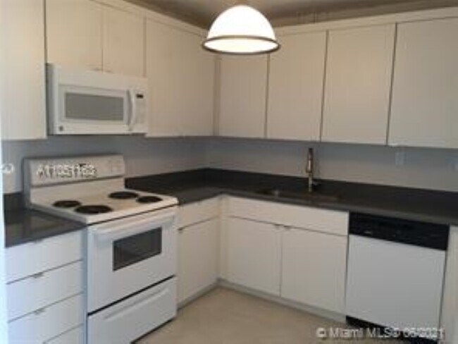 Building Photo - 1450 Brickell Bay Dr