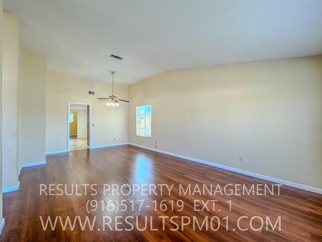 Foto del edificio - Spacious 4 Bedroom on corner lot