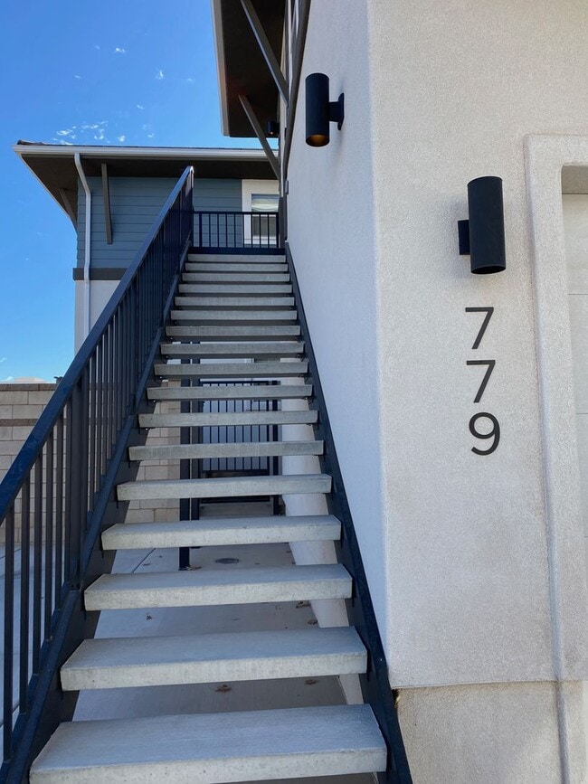 Building Photo - Newer Fully Furnished Private Studio Casit...