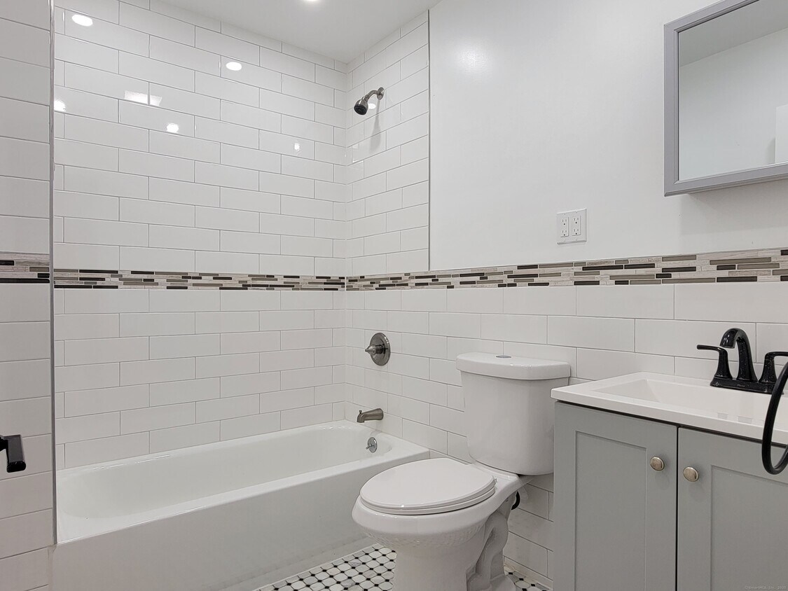 Primary Photo - 125 Smith St