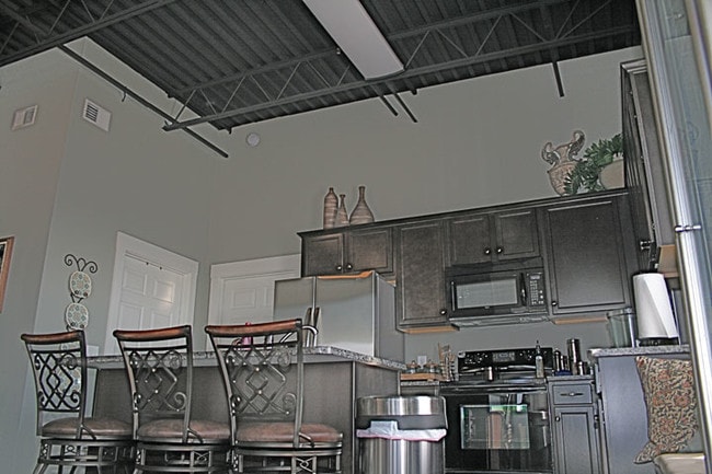Building Photo - 214 Village Square