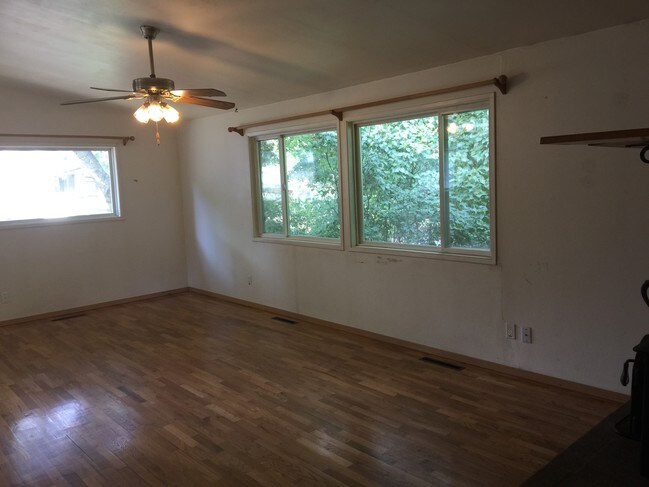 Foto del edificio - 215 NW Webb St