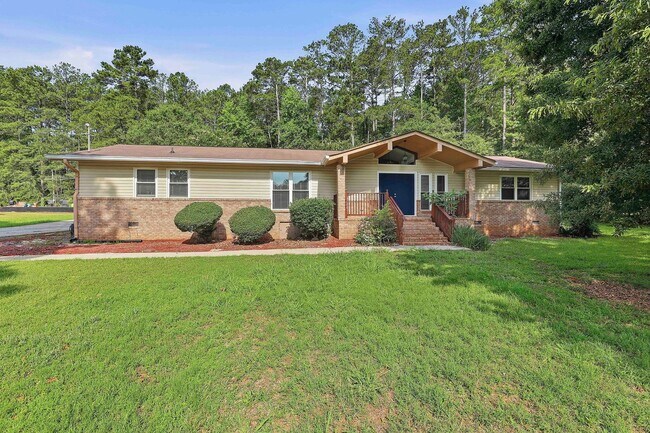 Building Photo - Spacious 3BR Home on Large Lot with Detached Garage in Fayette County